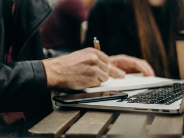 香港注册公司要啥条件？找代理开公司贵不贵？注册费用到底多少？