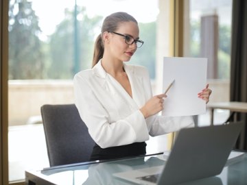 存款超19万亿港元创新高，香港为何在2025年成了全球资金的“避风港”？