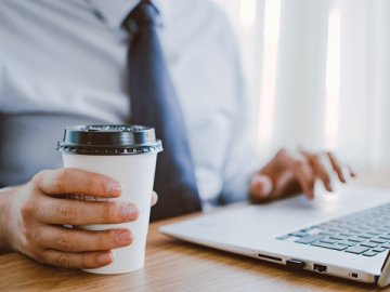 调查显示，价格是日本消费者在亚马逊下单的首要因素，近六成用户拒绝购买评分低于4星的商品。