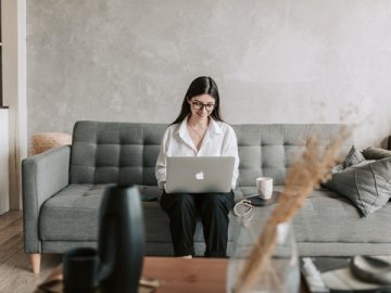 别信小红书忽悠！办个港卡就能躺平？没那么简单！